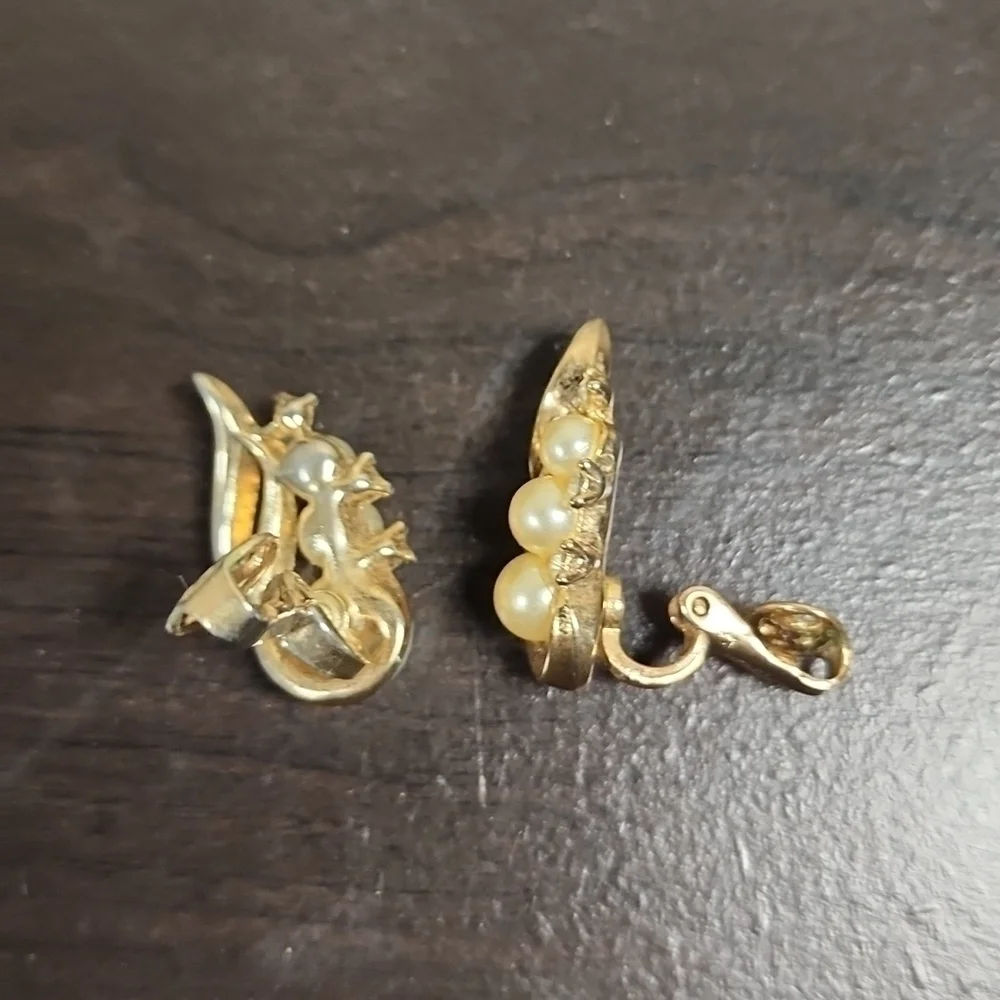 Vintage Trifari Clip On Earrings - Picture 3 of 4